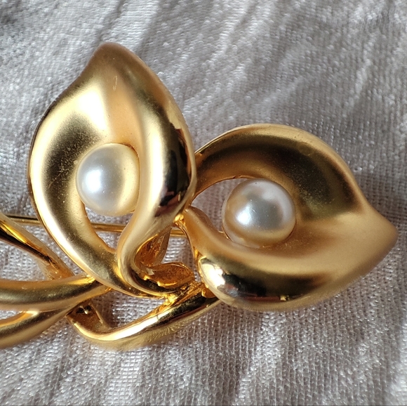 Double Gold Tone Vintage Flower Calla Lily Brooch Lapel Pin Faux Pearls Unsigned - Picture 7 of 9